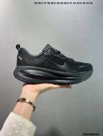 公司级Nk Air Zoom Vomero 18 轻便舒适公路跑步鞋 Hm6803-001 质感柔软 弹力充沛 助力一路畅跑 乐享不停 厚实泡绵缔造舒适的回弹效