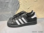 经典实拍 阿迪达斯 Adidas Superstar 三叶草经典贝壳头系列 新款休闲板鞋潮流男女士运动鞋 。鞋面柔软皮革材质 标志性的贝壳鞋头，锯齿三条纹，简约