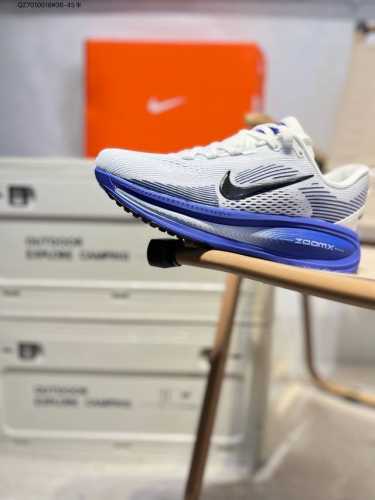 Nike Vomero 18 耐克 舒适减震防滑 低帮跑步鞋 全掌Reactx泡绵中底 前掌和后跟还配备了Air Zoom气垫单元 据说跑起来更快更舒适哦 这次