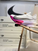 300 Nike Air Zoom Alphafly Next% 整体采用前作的设计语言，并且对后者的细节进行升级，马拉松和长距离路跑的性能极限设计而生Fd83