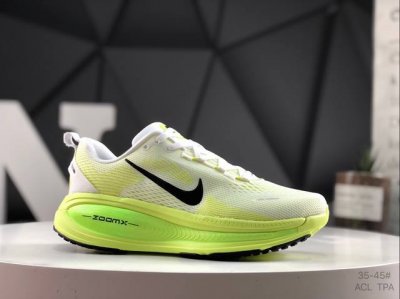 230 耐克 Nike Vomero 18 舒适减震防滑 低帮跑步鞋 全掌Reactx泡绵中底 前掌和后跟还配备了Air Zoom气垫单元 据说跑起来更快更舒适
