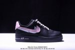 真标耐克Nike Air Force 1“07空军一号低帮百搭休闲运动板鞋。柔软、弹性十足的缓震性能和出色的中底设计，横跨复古与现代的外型结合，造就出风靡全球三