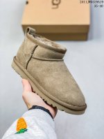 Ugg 雪地靴 广东原产，采用tpu模压鞋面内嵌人造卷曲羊毛，鞋面具有防水功能，选用7毫米uggpure 植入式羊毛里衬与可拆卸的uggpure 植入式羊毛鞋垫
