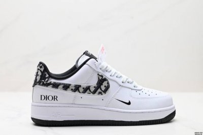 真标耐克Nike Air Force 1“07空军一号低帮百搭休闲运动板鞋。柔软、弹性十足的缓震性能和出色的中底设计，横跨复古与现代的外型结合，造就出风靡全球三