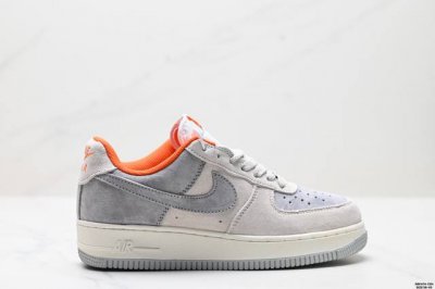 真标耐克Nike Air Force 1“07空军一号低帮百搭休闲运动板鞋。柔软、弹性十足的缓震性能和出色的中底设计，横跨复古与现代的外型结合，造就出风靡全球三