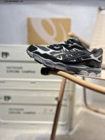 Asics Gel-Nyc亚瑟士经典跑鞋 如今机能风和户外风吹得正劲，便是主打“Urban Outdoor机能越野风格”，城市和户外场景都能轻松应对。关键是跑鞋
