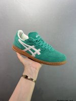 hay X Asics Skyhand Og 复古板鞋 Asics 亚瑟士 是日本实业家鬼家喜八郎创立的跑鞋运动品牌，名字想法源自著名的拉丁谚语“Animasa