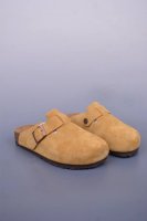 德国百年知名鞋履品牌 博肯 Birkenstock 半拖 公司级出品 采用质地柔软牛皮绒面革植入 羊羔毛鞋垫和里衬材质 中底搭载缓震软木橡胶 纯色羊毛内里 保暖