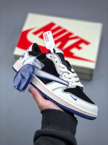 Stussy X Air Jordan 1 Low 黑蓝线条此款主张打破传统的工业化流水线设计限制，以Made By Ideas的超级创意为理念，集结众多潮流设