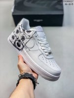 公司带半码 耐克Nike Air Force 1 07 空军一号低帮百搭休闲运动板鞋 柔软 弹性十足的缓震性能和出色的中底设计 横跨复古与现代的外结合 造就出风