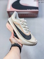 公司级新品发布 Nike Air Zoom Alphafly Next%3 Proto整体采用前作的设计语言，并且对后者的细节进行升级，马拉松和长距离路跑的性能