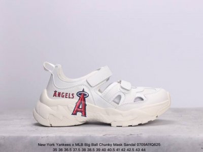 Mlb 韩国f&F旗下运动品牌 男女鞋真标半码制，升级原楦原纸版开发版型，采用荔枝纹轻量克重纤维移膜皮革面鞋面材质，全新独立5Cm厘米外增高轻质发泡中底组合耐磨