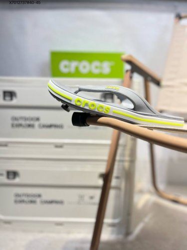 卡骆驰Crocs Classic Clog 卡骆驰全系列休闲沙滩人字拖 超轻Croslite专利材料打造 鞋面更加耐用易清洗 该鞋款轻盈舒适 秉承外形简单 穿着
