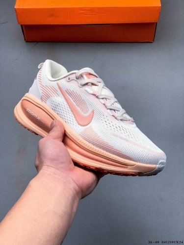 Nike Air Zoom Vomero 18 缓震透气休闲慢跑鞋 新版Vomero结合全新Zoomx和Reactx泡绵 提供双重缓震效果 铸就非凡迈步体验 0