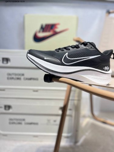 Nk Air Zoom pegasus 登月跑鞋 登月超轻网面跑步鞋 脚跟区域营造出色舒适度，而在鞋底部分，搭载全掌型Zoom Air配置耐克网面透气跑鞋Lj7
