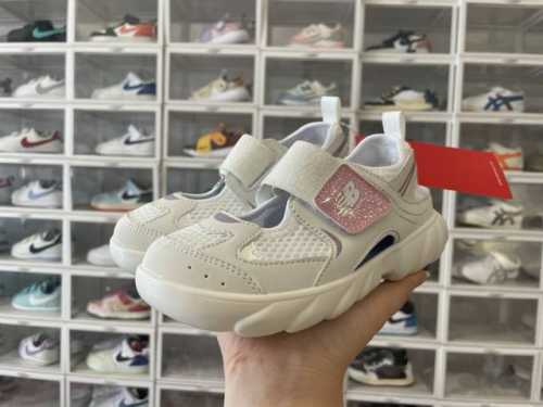 牛B新款920玛丽珍网面拼接魔术贴儿童凉鞋 Size：24-37码 时髦又洋气的Nb玛丽珍系列 网面优质皮料拼接，透气又舒适 1:1高端定制Md大底，脚感超舒服