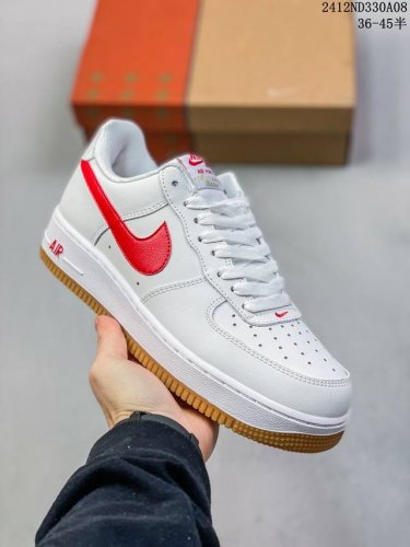 公司级带半码耐克nike Air Force 1‘07 空军一号低帮百搭休闲运动板鞋。柔软、弹性十足的缓震性能和出色的中底设计，横跨复古与现代的外型结合，造就出
