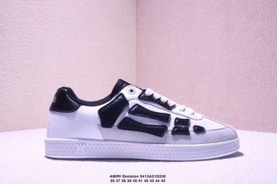 Amiri 骨头 升级版，男鞋真标半码原盒制，全套配件及包装物，采用荔枝纹头层皮组合贴膜牛剖皮革制成鞋面，脚骨饰片采用激光电雕切割工艺和边缘涂漆皮革，高密度电脑