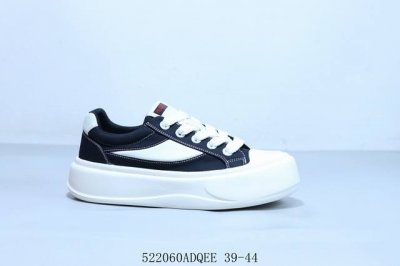 boss 雨果博斯 开春新款 钢印版本新款德国高端品牌专柜同步新款 以奢华高端设计出货 鞋面采用原版进口哪怕纳帕小牛皮配网布滴胶而成 原版水染牛皮内里 .休闲板