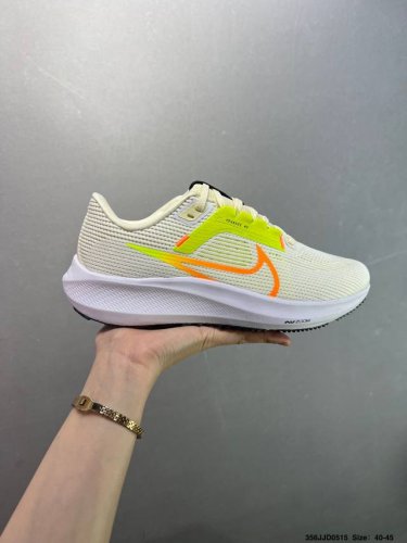 特价Nike Air Zoom Pegasus 登月跑鞋 网面透气跑步鞋 兼顾迅疾外观和稳固脚感 后跟覆面和中足动态支撑巧妙融合 缔造稳定顺畅的迈步体验 采用密