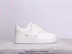 公司级耐克nike Air Force 1 Low Lx空军一号低帮百搭休闲运动板鞋。柔软、弹性十足的缓震性能和出色的中底设计，横跨复古与现代的外型结合，造就出