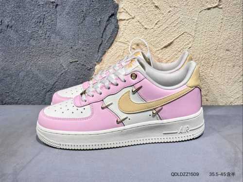 210 耐克 Nike Air Force 1 '07空军一号 百搭休闲运动板鞋。柔软、弹性十足的缓震性能和出色的中底设计，横跨复古与现代的外型结合，造就出风靡