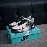 核心私 Nike Court Vision Low 校园风低帮复古篮球板鞋男女运动鞋。延续80年代复古篮球鞋，添加学院风细节。皮革组合鞋面，利落风格，重现复古篮