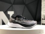 耐克 Nike Zoom Fly 3 马拉松运动缓震跑步鞋！ 保留经典马拉松鞋款造型双层材质鞋面飞线编织 网纱附面 兼顾包裹感以及透气性带来最佳的专业级跑鞋体验