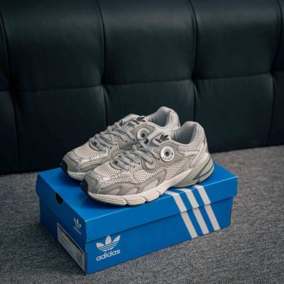 核心私 Adidas Originals Astir 复古单品 这款Adidas Astir 慢跑鞋,助你向世界展示自己的态度。灵感源自00年代的亮眼跑鞋,金属