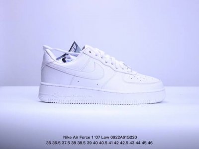 耐克 Nike Air Force 1 '07 Low 空军一号宝蓝白低帮，柔软、弹性十足的缓震性能和出色的中底设计，横跨复古与现代的外型结合，造就出风靡全球三