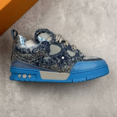 本地 核心私 Lv-路易-威登Trainer 2025走秀最新款原版1：1开发复刻！！上脚非常舒适 做工精细鞋面由意大利进口小牛皮拼接，侧边饰有品牌Logo标志