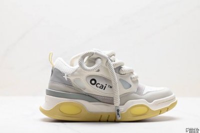 公司级复古球鞋Ocai Vibe风 近期很火的一款面包鞋，帅惨了～就Ocai复古大面包鞋可以说是我最近出门的心头大爱了，肥大的鞋身，加上很多果冻感的细节装饰，搭
