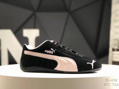 彪马 Puma Speedoat Og 百搭单品彪马复古休闲鞋经典板鞋，搭配精心设计的配色组合，营造浓郁的复古氛围。鞋面打孔细节,提升穿着时的舒适度。皮革鞋面，