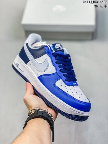 真标带半码耐克Nike AIR FORCE 7 空军一号低帮百搭休闲运动板鞋。柔软、弹性十足的缓震性能和出色的中底设计，横跨复古与现代的外型结合，造就出风靡全球