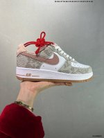 公司级耐克Nike Air Force 1’07 空军一号低帮百搭休闲运动板鞋。柔软、弹性十足的缓震性能和出色的中底设计，横跨复古与现代的外型结合，造就出风靡全