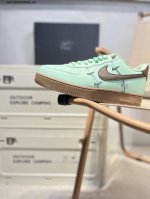 160 耐克 Nike Air Force 1 '07空军一号 百搭休闲运动板鞋。柔软、弹性十足的缓震性能和出色的中底设计，横跨复古与现代的外型结合，造就出风靡