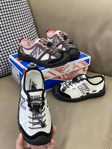 原图直出 这双Nb530Miumiu儿童凉鞋不仅设计时尚 还超级贴心哦采用松紧扣设计方便快捷让小脚丫穿脱自如就像变魔术一样快手快脚快手快手