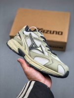 260支持放店 Mizuno Sports Style美津浓 复古时尚休闲舒适减震运动跑步鞋 美津浓Wave机械缓震，可以说是机械缓震跑鞋科技的翘楚。有着非凡的