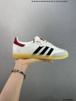 公司级Adidas Originals Samba Og阿迪达斯三叶草休闲鞋男鞋女鞋蛇年限定款新年款经典运动鞋德训鞋 以白色为主，鞋头采用浅灰色麂皮呈现，后跟和
