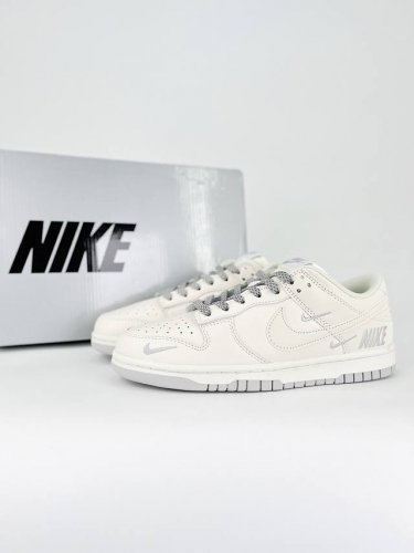 出厂价 主推 Nike Dunk Sb Low 定制配色 Dunk Sb顾名思义，具有经典的dunk血缘，又注入了更多的时尚元素。相较于普通的dunk滑板鞋，改