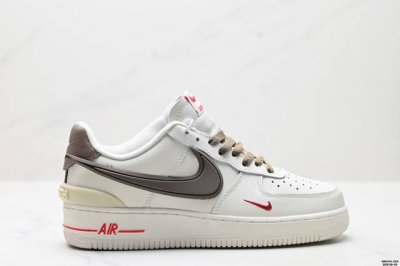 真标Ambush X Nk Air Force 1‘07 Low Sp 空军一号联名标志性的Swoosh延伸至鞋跟之外 鞋舌和鞋垫上印有Ambush品牌标志 整