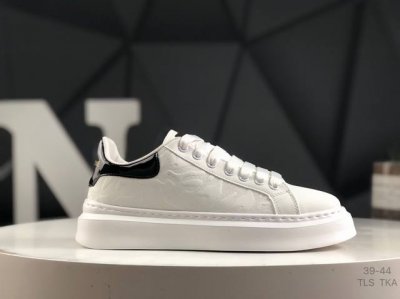 Gucci 古驰今年最新款男鞋 香港-专柜同步 全品相 顶级进口材料 极为亲肤舒适 摸上去非常的细腻 版型上很正 进口牛皮+真皮内里+几何构图案 奢华生动 图案