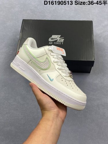 头层耐克Nike Air Force 7空军一号低帮百搭休闲运动板鞋。柔软、弹性十足的缓震性能和出色的中底设计，横跨复古与现代的外型结合，造就出风靡全球三十多年