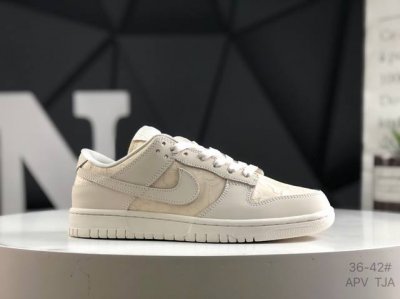 耐克 Nike Dunk Low 板鞋 Sb系列 经典百搭休闲运动板鞋加厚鞋舌的填充，使舒适性大大提升，同时也更方便穿脱中底部分则加入了脚感柔软舒适Zoomai