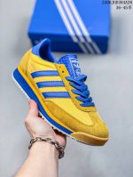 阿迪达斯 Adidas Originals Sl 72 阿迪经典复古慢跑鞋。鞋款采用舒爽尼龙鞋面、绒面革饰面和皮革细节等设计。与此同时，搭载着 Ecotex 鞋