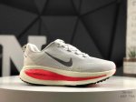 180 真标带半码耐克 Nike Vomero 18 舒适减震防滑 低帮跑步鞋 全掌Reactx泡绵中底 前掌和后跟还配备了Air Zoom气垫单元 据说跑起来