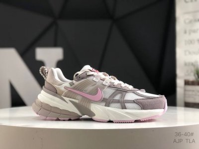 耐克 Nike V2K Runtekk 灰粉减震防滑复古低帮跑步鞋材质上使用大面积网眼 皮革 Tpu 组成 支撑和透气性肯定不错 中底处由 Cushlon 泡绵