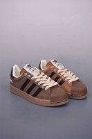 song For The Mute X Adidas Originals Superstar82 薄底低帮贝壳头板鞋 酷感十足 独特细节标志设计 在贝壳头经典基