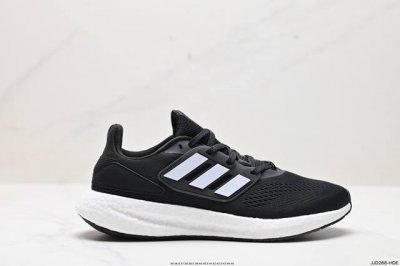 公司级阿迪达斯adidas Pureboost 22爆米花缓震中底跑步鞋。鞋面以织编材质为基底，后及跟脚趾处融全入新设计，通过格网印刷支将撑材料于附鞋面上，既保