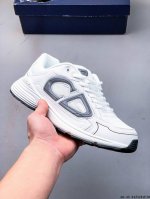 集图 Dior 迪奥 B30 复古风透气百搭休闲鞋 B30运用了质感细腻的皮革与网眼布面材质拼接成鞋身，鞋身两侧贴有显眼的字母Cd表明身份，为Christian